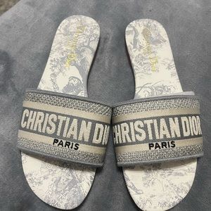 size EU 7. look like the real ones. no dust bag or box included